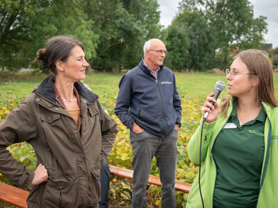 Agrarministerin Miriam Staudte (l.) und Wiebke Schlich (LeguNet, r.) auf  LeguNet-Soja-Feldtag der Landwirtschaftskammer Niedersachsen in Blender im Kreis Verden.