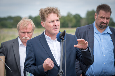 Dr. Holger Buschmann (NABU, vorn) nach der Unterzeichnung der Vereinbarung Der Niedersächsische Weg – Maßnahmenpaket für Natur-, Arten- und Gewässerschutz am 25.05.2020 in Wunstorf.