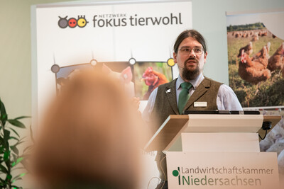 Dominik Jacobs (LWK) zeigte, wie sich verschiedene Faktoren auf die Wirtschaftlichkeit eines Betriebs auswirken können - © Christopher Hanraets Dominik Jacobs (LWK) zeigte, wie sich verschiedene Faktoren auf die Wirtschaftlichkeit eines Betriebs auswirken können