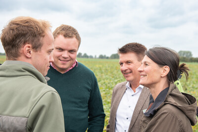 V.l.: Die Landwirte Frederik Clasen und Jan Hecht mit Stefan Ortmann (stellv. Kammerdirektor) und Agrarministerin Miriam Staudte auf dem LeguNet-Soja-Feldtag der Landwirtschaftskammer Niedersachsen in Blender im Kreis Verden.