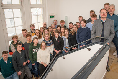 Absolvent/-innen grüner Berufe profitieren vom Weiterbildungsstipendium - in Oldenburg gratulierten Kammerdirektor Dr. Bernd von Garmissen (4.v.r.) und LWK-Ausbildungsberater Heiko Ahlrichs (2.v.r.). - © Wolfgang Ehrecke Absolvent/-innen grüner Berufe profitieren vom Weiterbildungsstipendium - in Oldenburg gratulierten Kammerdirektor Dr. Bernd von Garmissen (4.v.r.) und LWK-Ausbildungsberater Heiko Ahlrichs (2.v.r.).