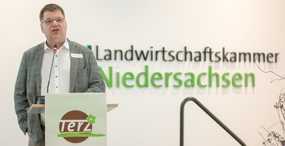 Jens Schachtschneider (im Vorstand d. Bundesverbandes Zierpflanzen sowie Vorsitzender des Gartenbauausschusses) während der Abschlussveranstaltung für das Projekt TerZ - Einsatz torfreduzierter Substrate im Zierpflanzenbau am 23.03.2023 in Hannover-Ahlem.